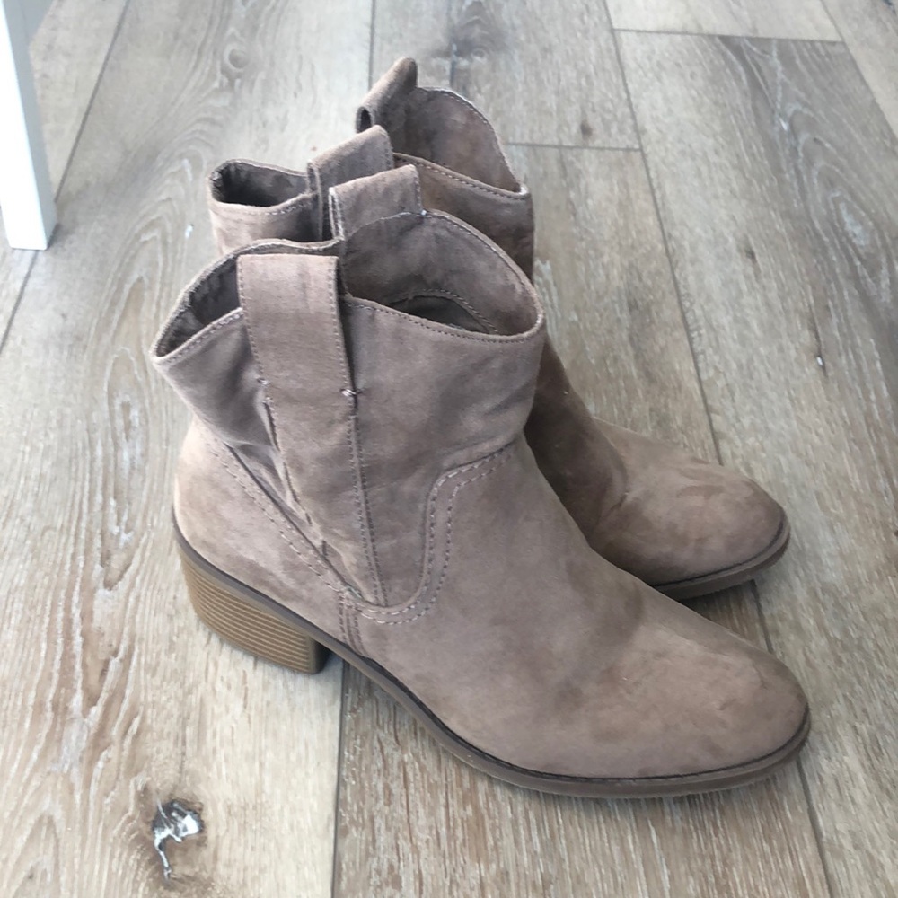Women’s bootie, light brown, size 8.5.